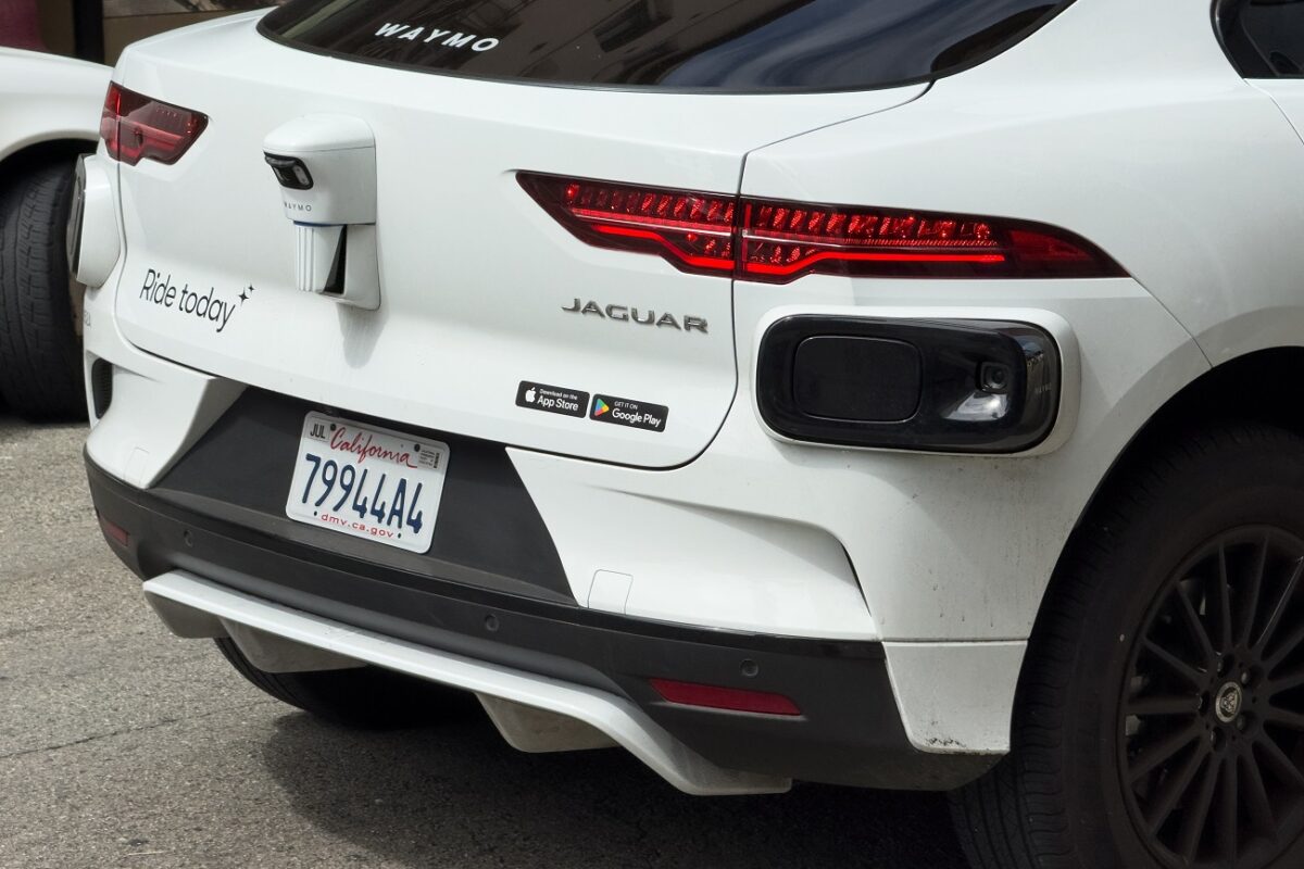 Sínekre hajtott egy önvezető taxi – menekülnie kellett az utasnak