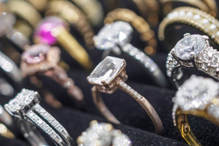 Autóval törték be az ékszerbolt bejáratát – hatalmas értékben raboltak