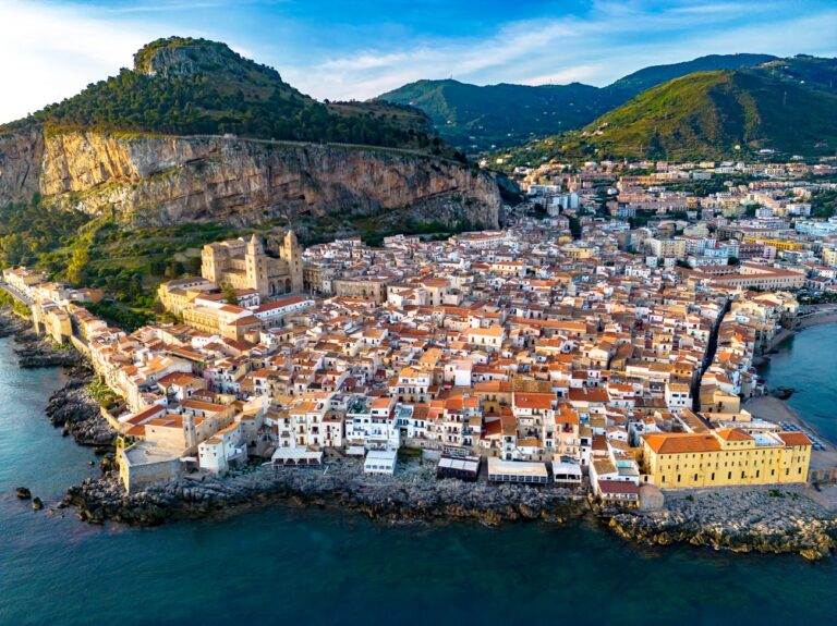 4 km-es földcsuszamlás sokkolta Szicíliát – házak lógnak a szakadék fölött, ezreket evakuáltak