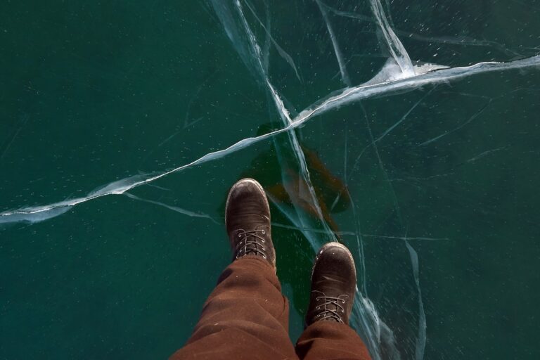 Rendkívüli közleményt adtak ki a jeges Omszk-tóról – döbbenetes, amit ott láttak