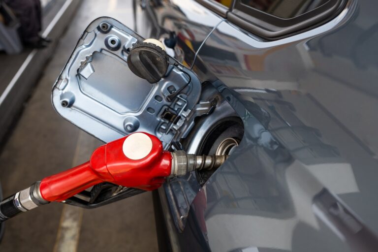 Jó híreket kaptak az autósok a pénteki tankolások előtt