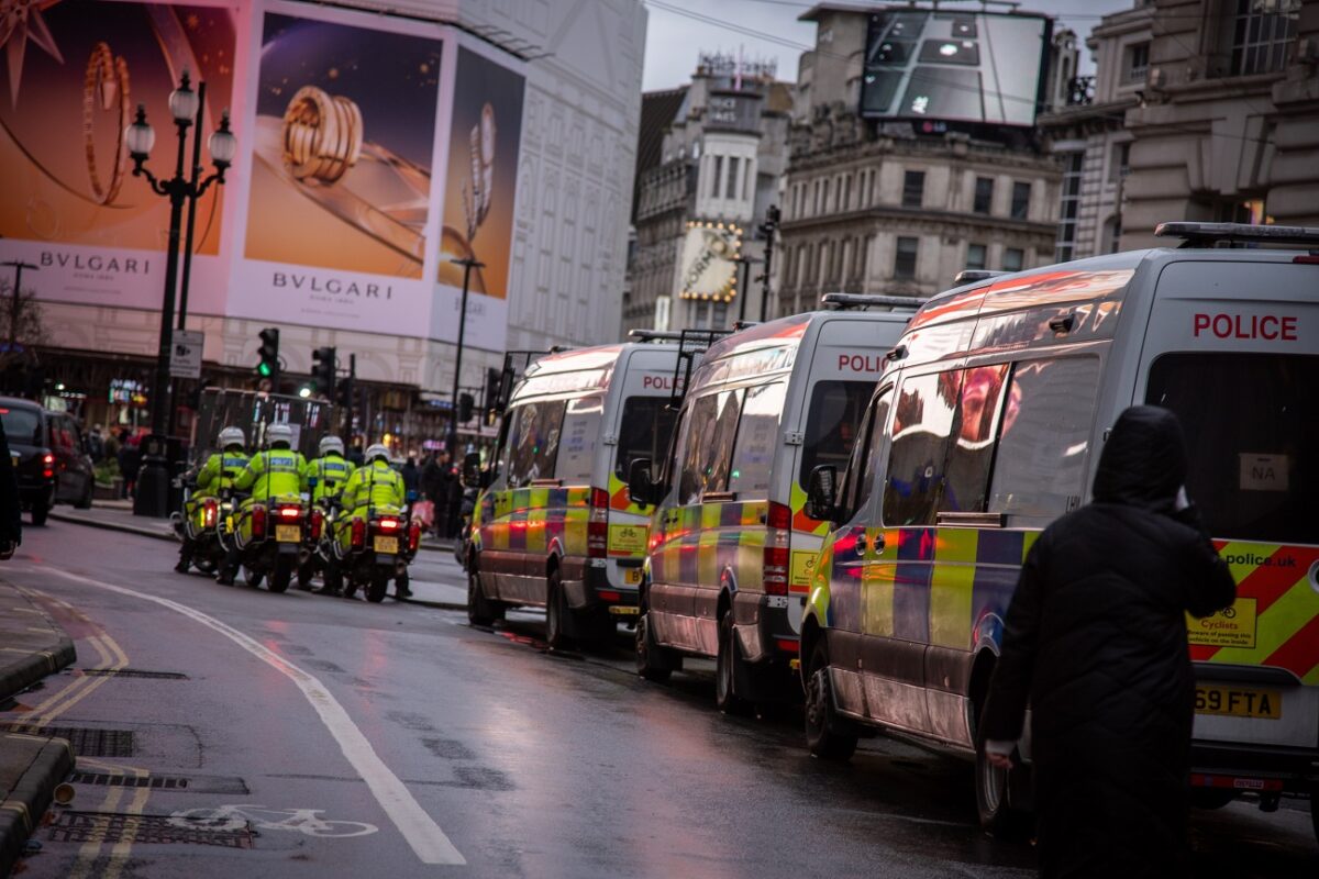 Halálra szúrtak az utcán egy tinédzsert, megindult a hajtóvadászat a gyilkos után