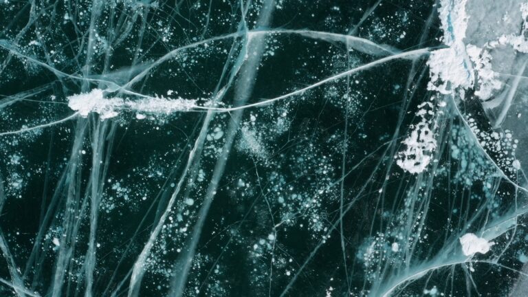 Megtörtént a legrosszabb – beszakadt alattuk a jég, egy ember meghalt, egy másik eltűnt