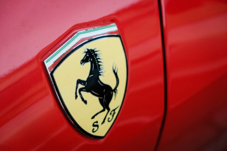 Totálkárosra törte a Ferrariját az angol bajnokság sztárja