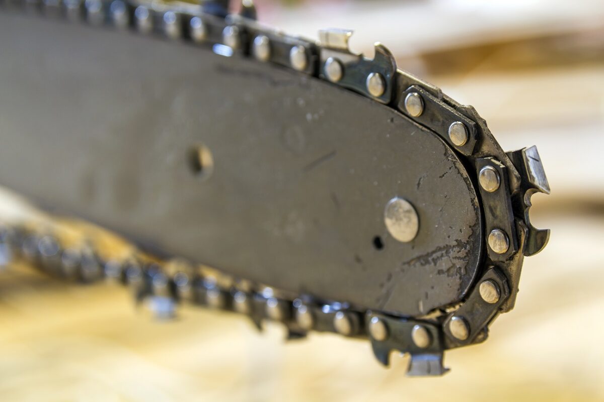 Láncfűrésszel kergettek meg egy rendőrt a nyílt utcán, aki az életéért rohant