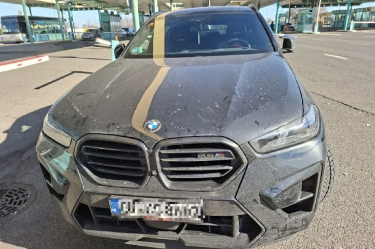 Ezzel a méregdrága BMW-vel buktak le a határon Röszkén