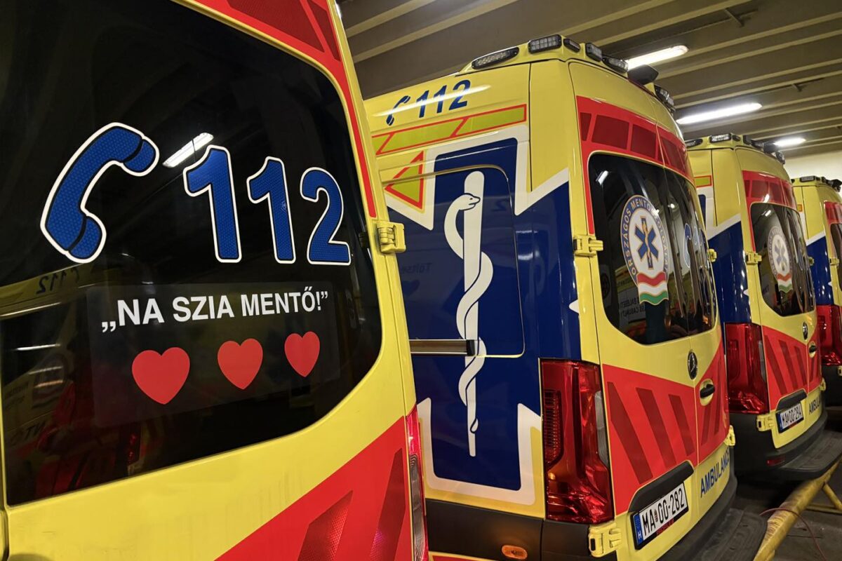 Nagy baleset történt Kőbányán szombat délután – még egy villanyoszlop is kidőlt