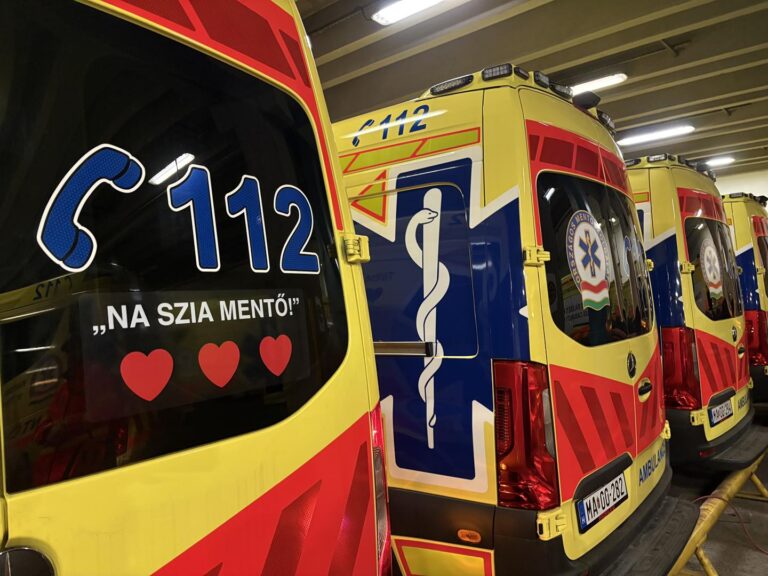 Nagy baleset történt Kőbányán szombat délután – még egy villanyoszlop is kidőlt