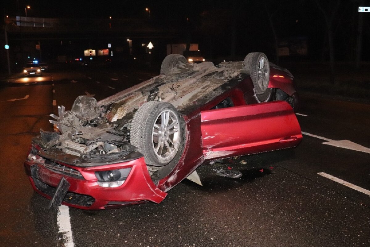 Meghökkentő baleset történt a Váci úton – ittasan borult egy Ford Mustanggal