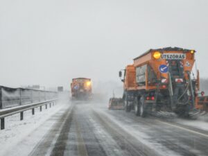 A kialakult hóhelyzet miatt rendkívüli közleményt adott ki a Magyar Közút