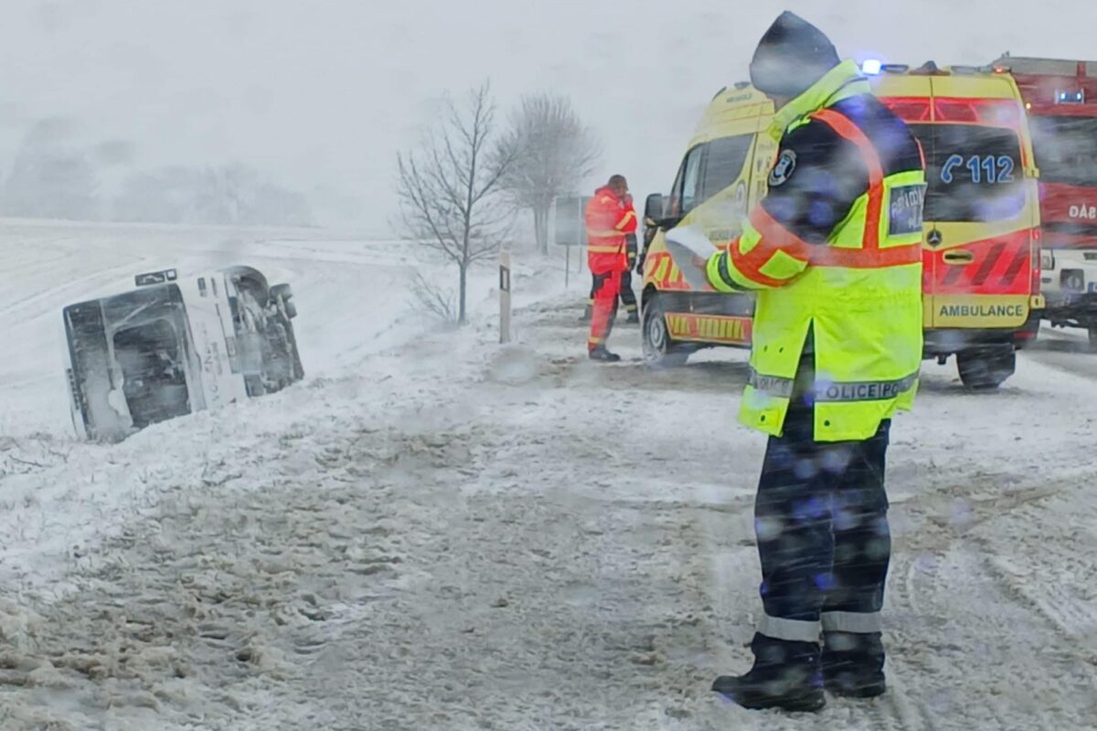 Új információk érkeztek a péntek reggeli rendkívül súlyos vidéki buszbalesetről – már fotó is van a helyszínről