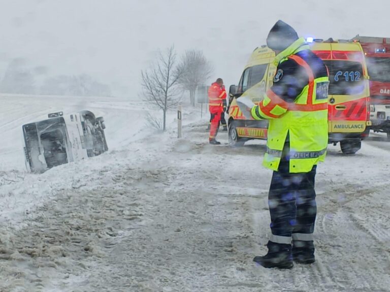 Új információk érkeztek a péntek reggeli rendkívül súlyos vidéki buszbalesetről – már fotó is van a helyszínről