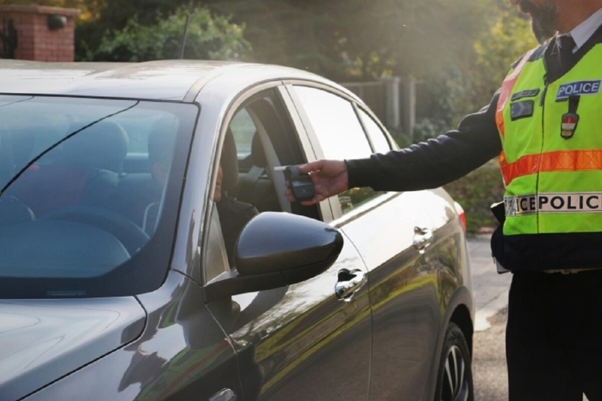 Be volt rúgva, jogosítványa sincs, és még be is csapódott