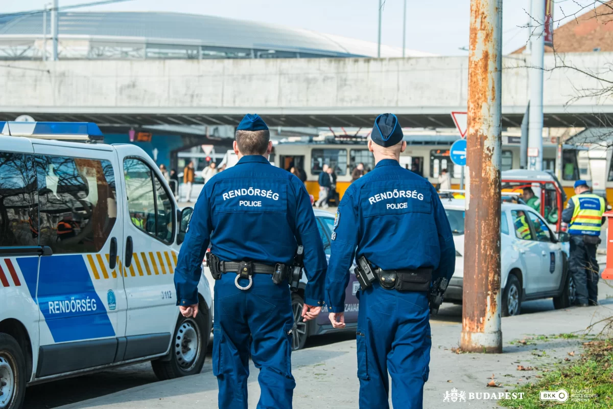 Civil rendőrautóból akart lopni egy férfi Budapesten