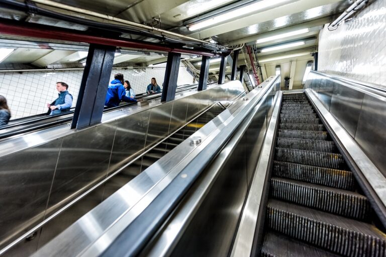 Két holttestet találtak a metrón vasárnap – az egyik áldozat csak 23 éves