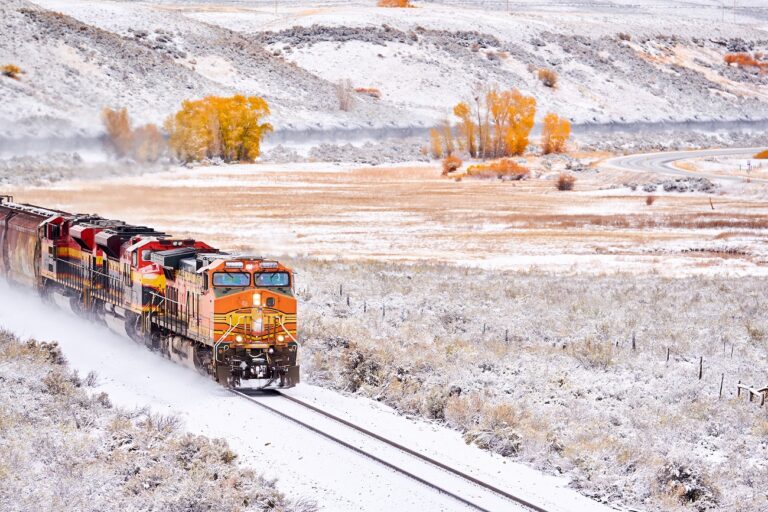 Vonat csapódott egy kamionba, a sofőr az utolsó pillanatban menekült ki