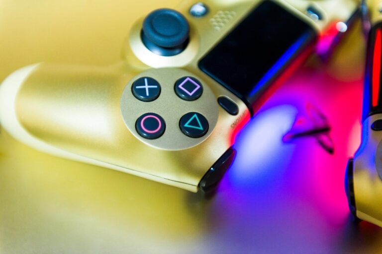 Cyberpunk találkozik a Dark Souls-szal – ezt a PS Plus‑játékot vétek kihagyni