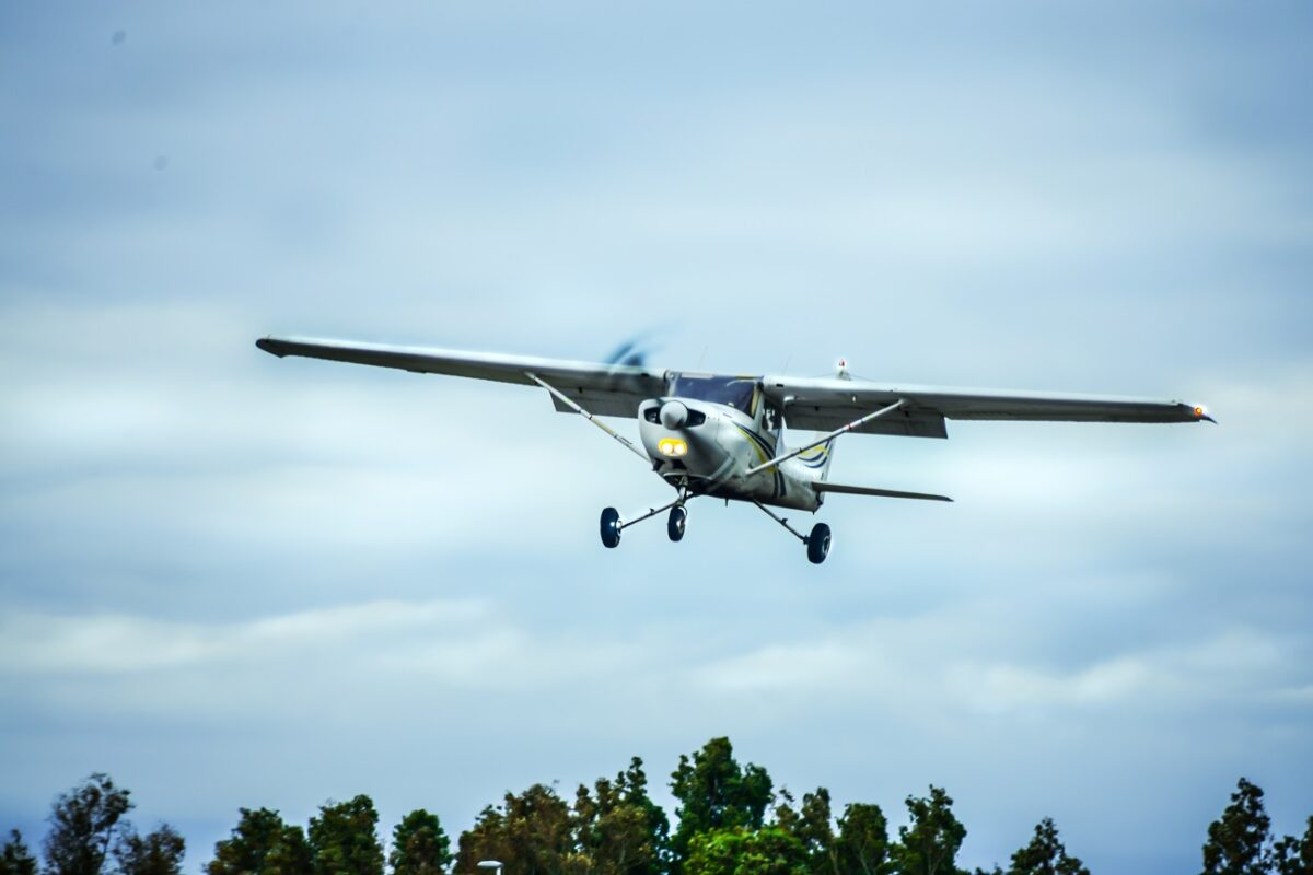 Csodával határos kényszerleszállás – autópályán landolt egy repülő