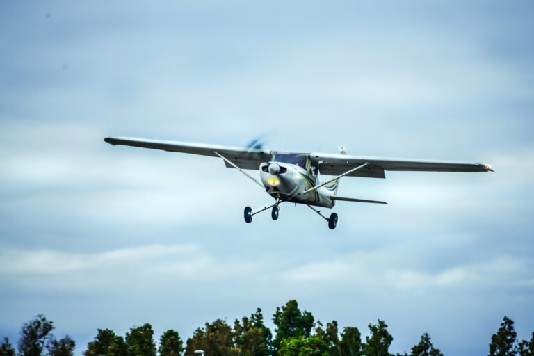 Csodával határos kényszerleszállás – autópályán landolt egy repülő