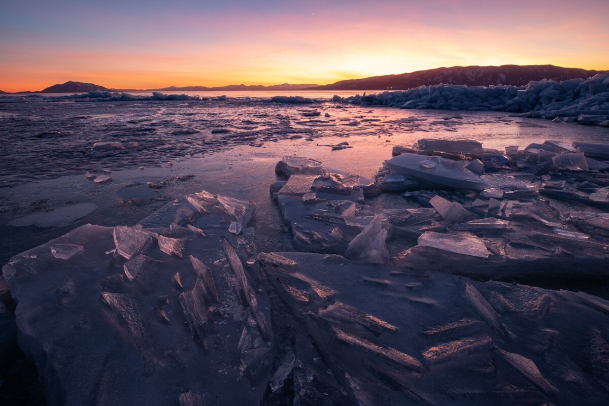 Beszakadt a jég egy turistabusz alatt – eddig 7 holttestet találtak, 18 méterre süllyedtek