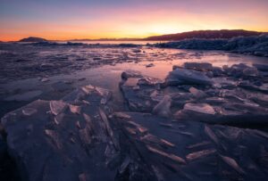Beszakadt a jég egy turistabusz alatt – eddig 7 holttestet találtak, 18 méterre süllyedtek