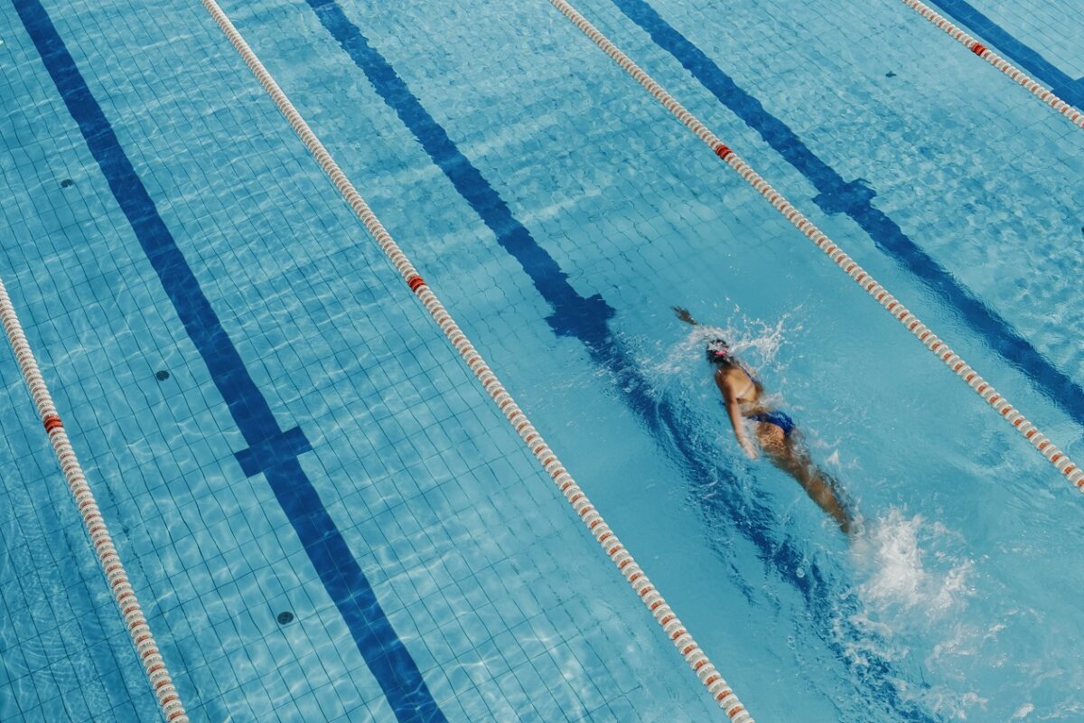 Sokk az úszóversenyen – összeesett a medence szélén a gyönyörű 20 éves úszónő