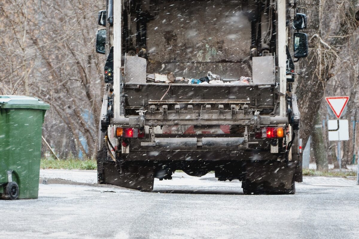 Kukásautó présében aludt egy hidegtől menekülő hajléktalan, majd beindult a gép