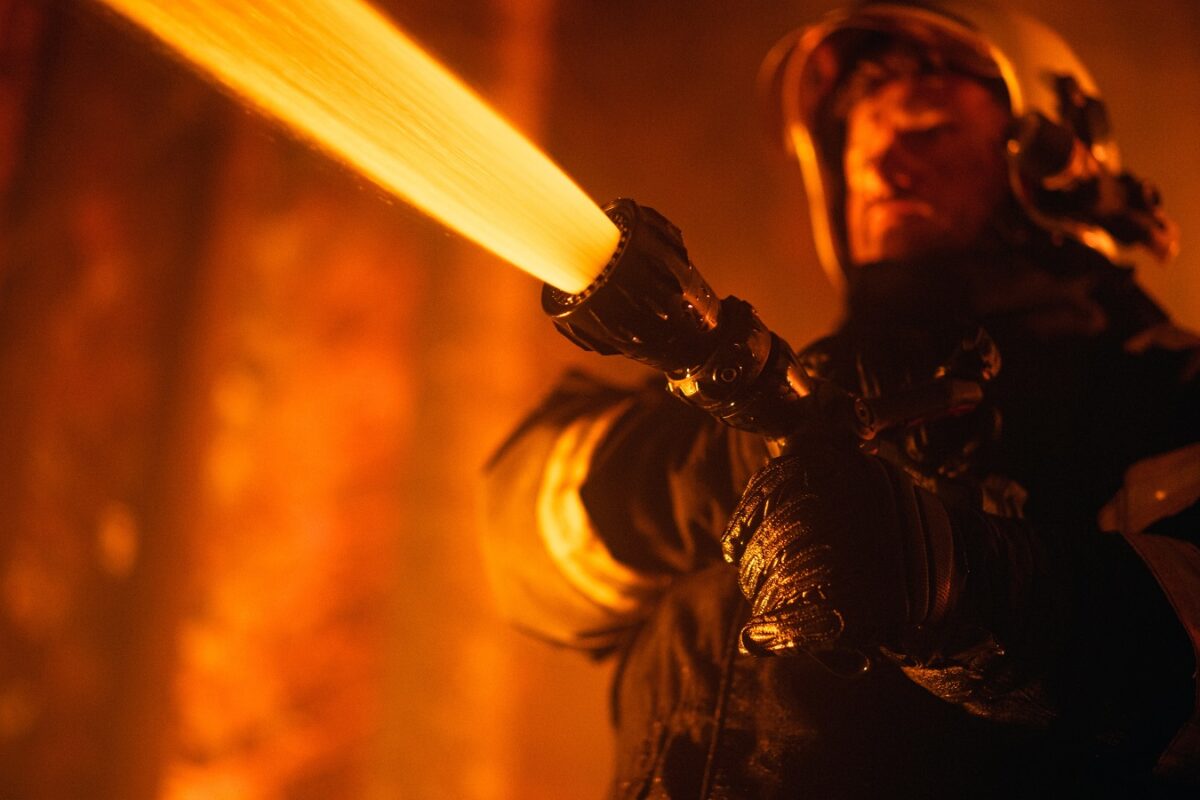 Csecsemőt mentettek ki egy égő épületből – drámai volt a helyzet