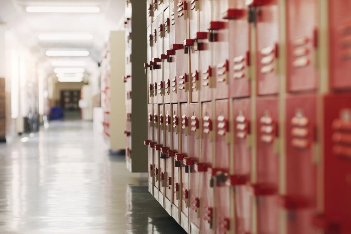 Ököllel megütöttek egy ceglédi igazgatóhelyettest az iskolában – egy diák ment neki