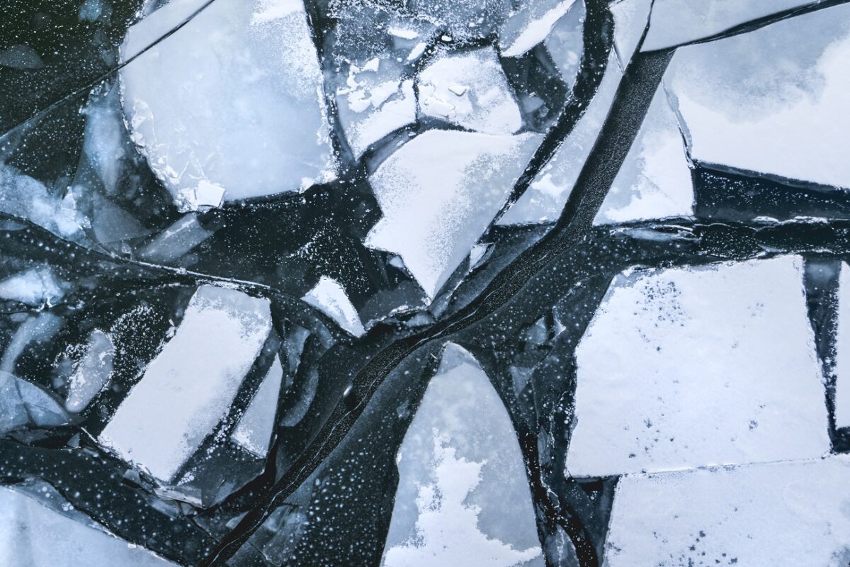 Szelfizni akart az éjszakában, majd beszakadt alatta a jég – kritikus az állapota