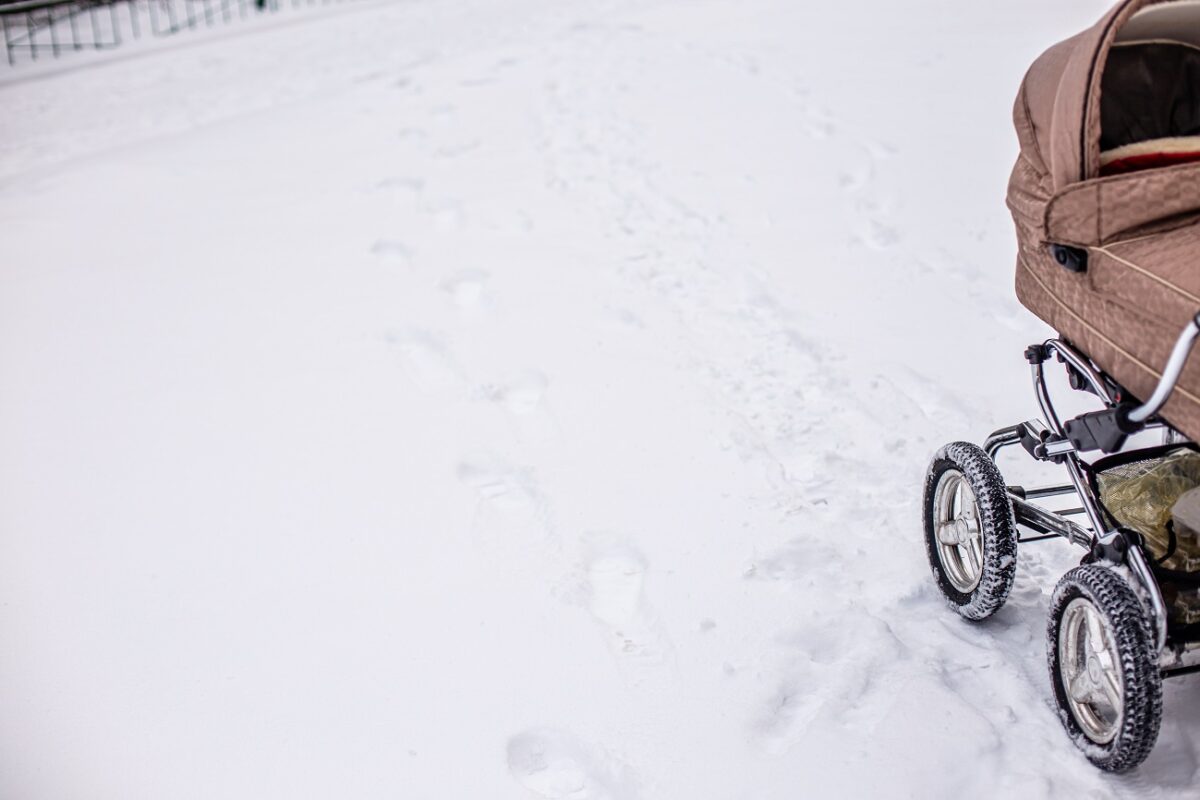 8 hónapos kislányt sodort az erős szél a tóba – az anya sikoltozni kezdett