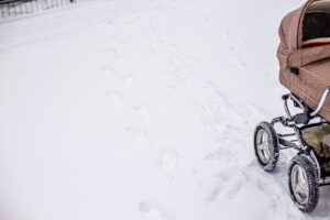 8 hónapos kislányt sodort az erős szél a tóba – az anya sikoltozni kezdett