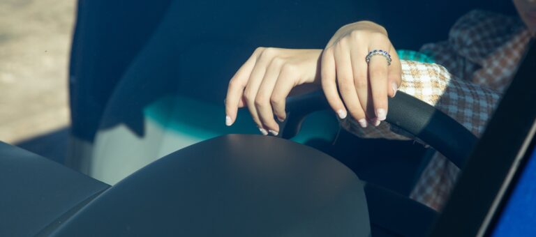 Havi 44,7 milliós fizetéssel vonul nyugdíjba egy 30 éves nő