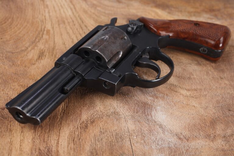 Véletlenül megölte a 13 éves fiát – letartóztatták az apát