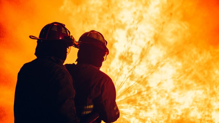 22 órája harcolnak a lángokkal a tűzoltók Pest vármegyében