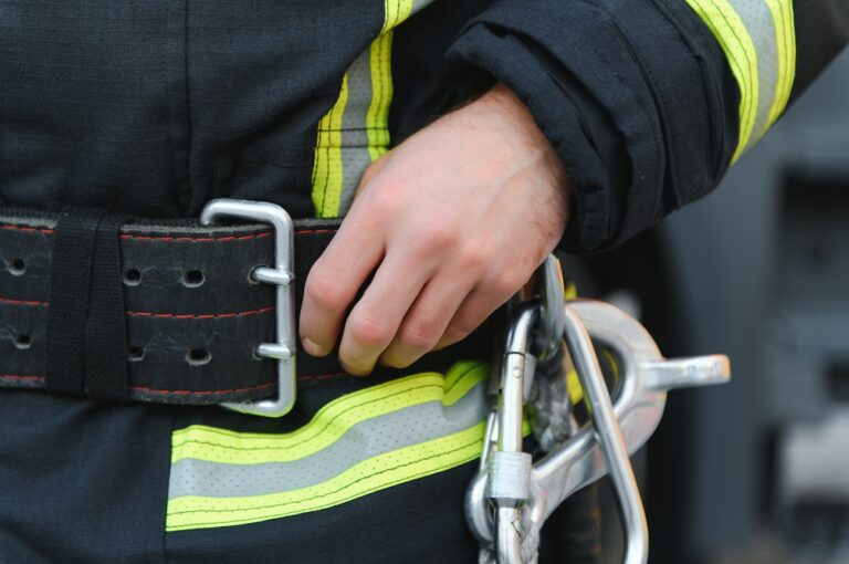 5 órán át tartott a küzdelem – így mentettek ki egy munkást a beomlott árokból