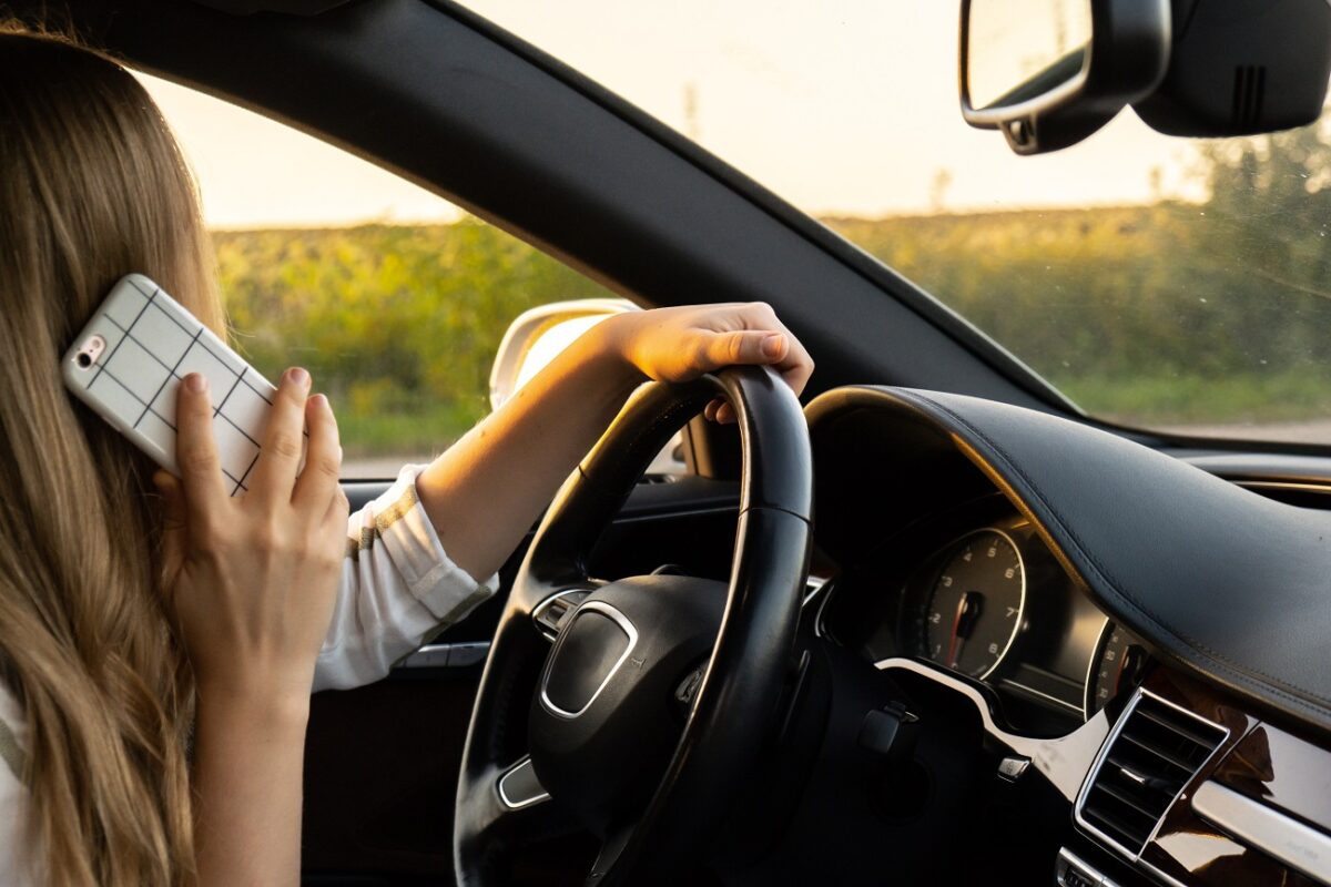 Vezetés közben telefonozott a sofőr, majd jött a kamion – ez lett a vége