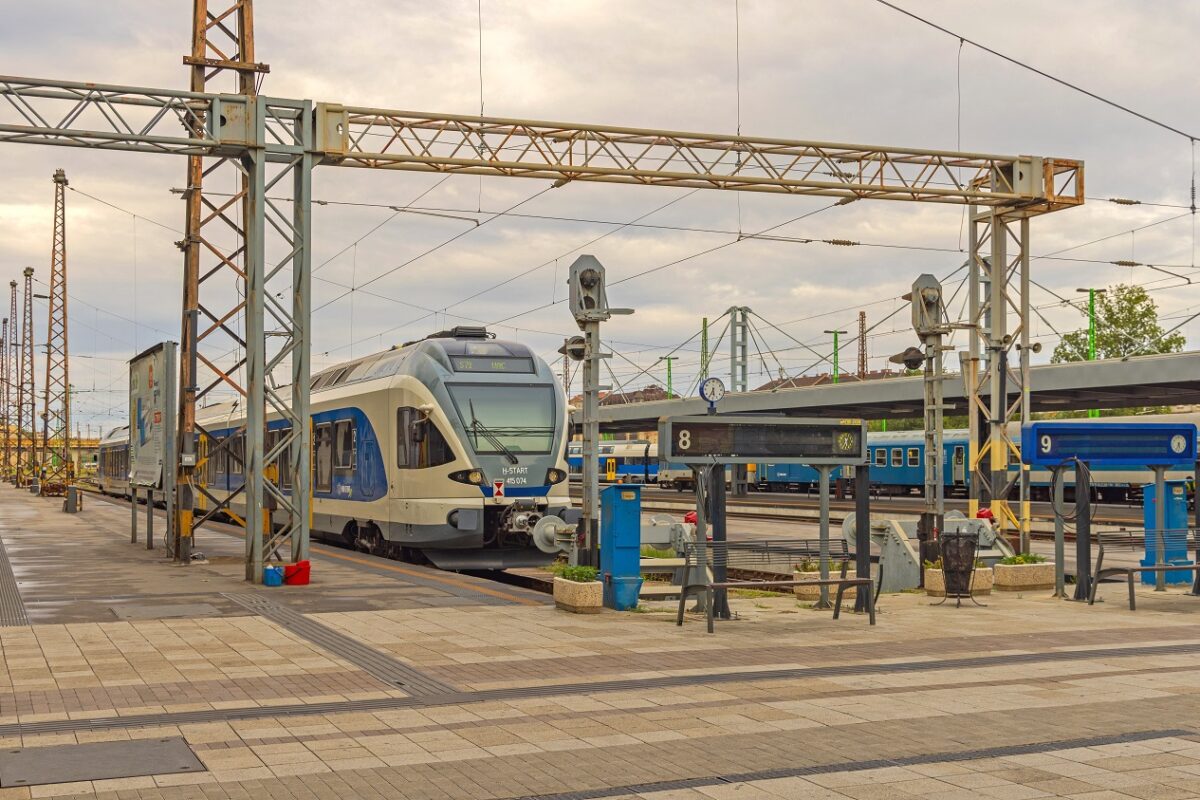 Extrém erejű szél csapott le Magyarországra – rendkívüli közleményt adott ki a MÁV vasárnap hajnalban