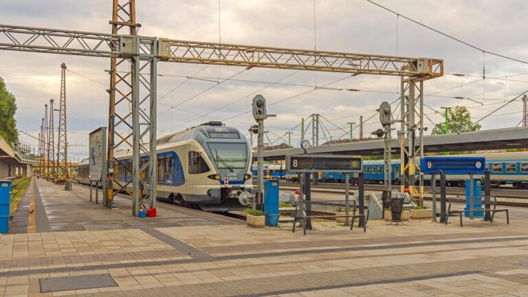 Extrém erejű szél csapott le Magyarországra – rendkívüli közleményt adott ki a MÁV vasárnap hajnalban