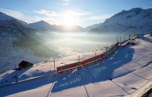 Példátlan incidens történt – lavina csapódott egy vonatba a svájci Alpokban