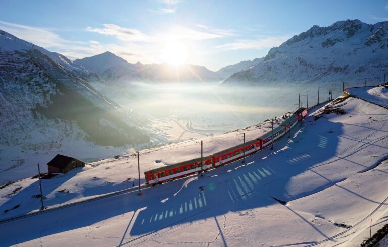 Példátlan incidens történt – lavina csapódott egy vonatba a svájci Alpokban