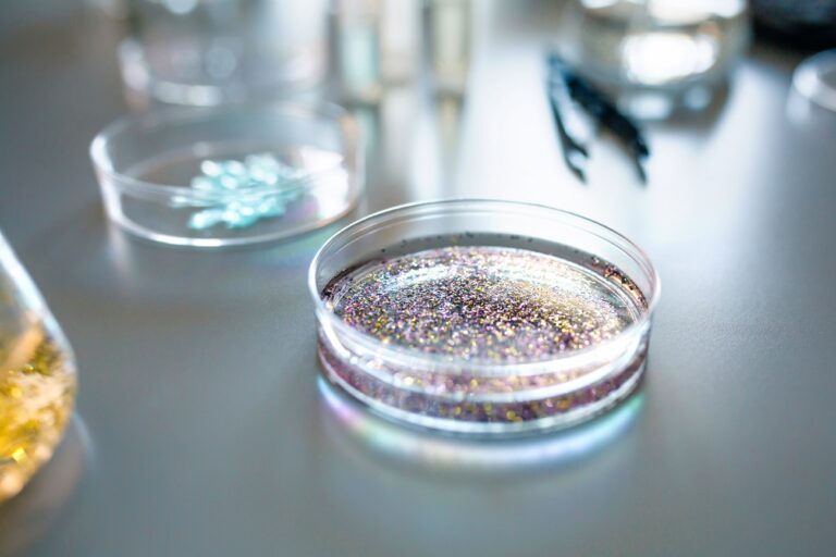 Világító mikroműanyagokkal tárnák fel, hogy azok mit művelnek a testünkben