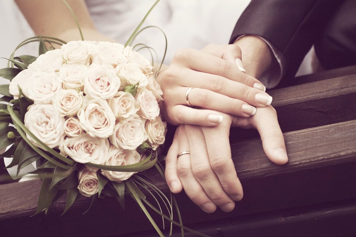 Halálos diagnózis után kérte meg párja kezét – férje temetése az évfordulójukon volt