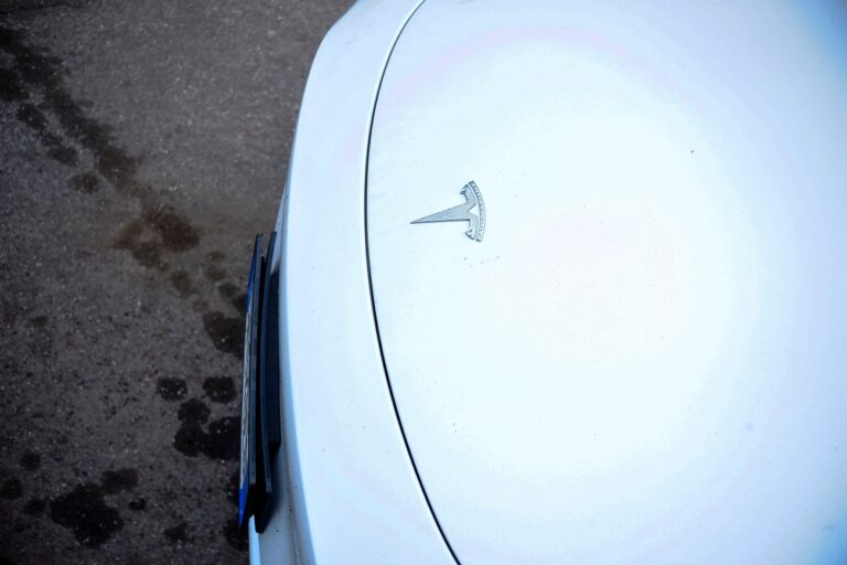 Fényes nappal borult lángokba egy Tesla – két embert kórházba szállítottak