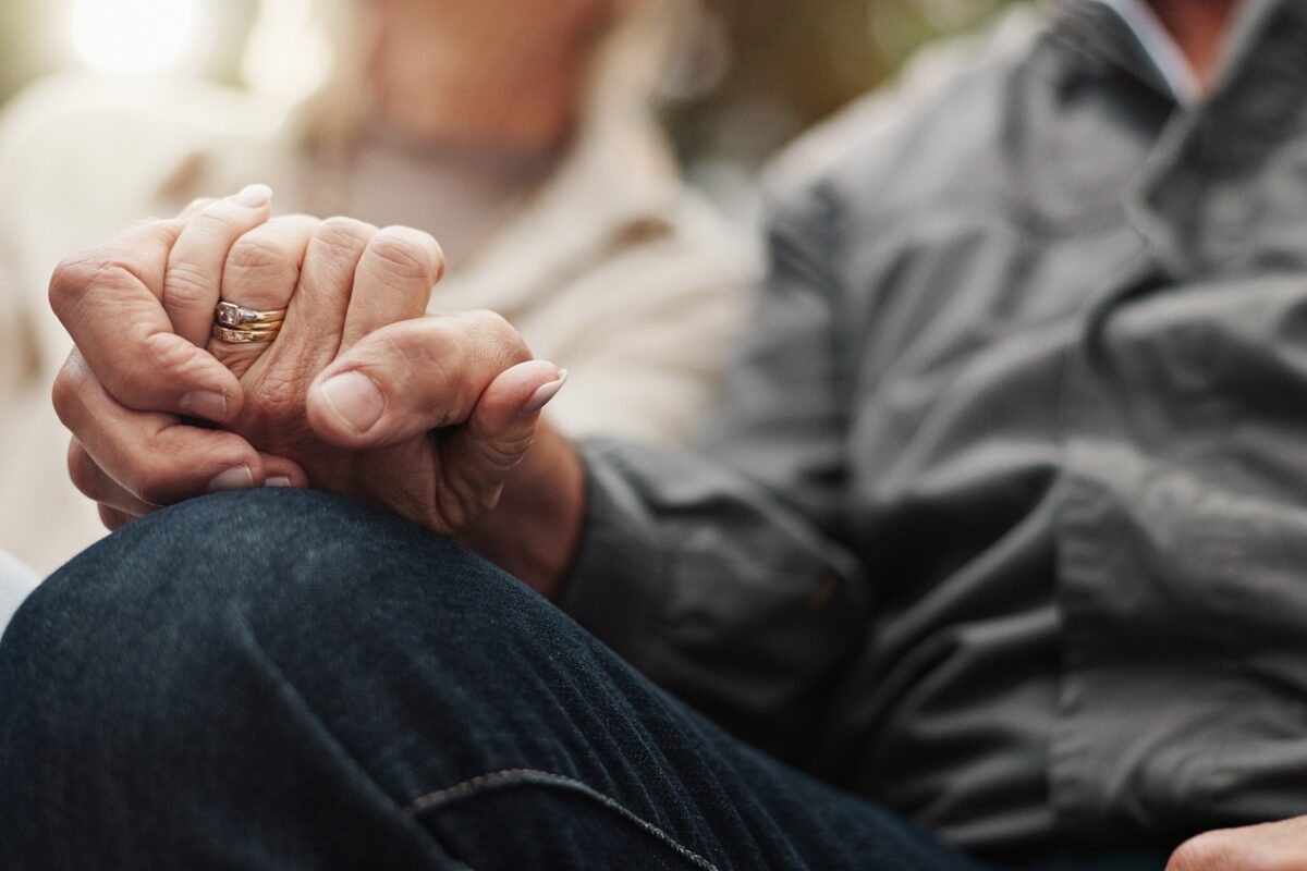 Egy anya utolsó búcsúja az édesapjától – a pillanatot véletlenül rögzítette a babamonitor