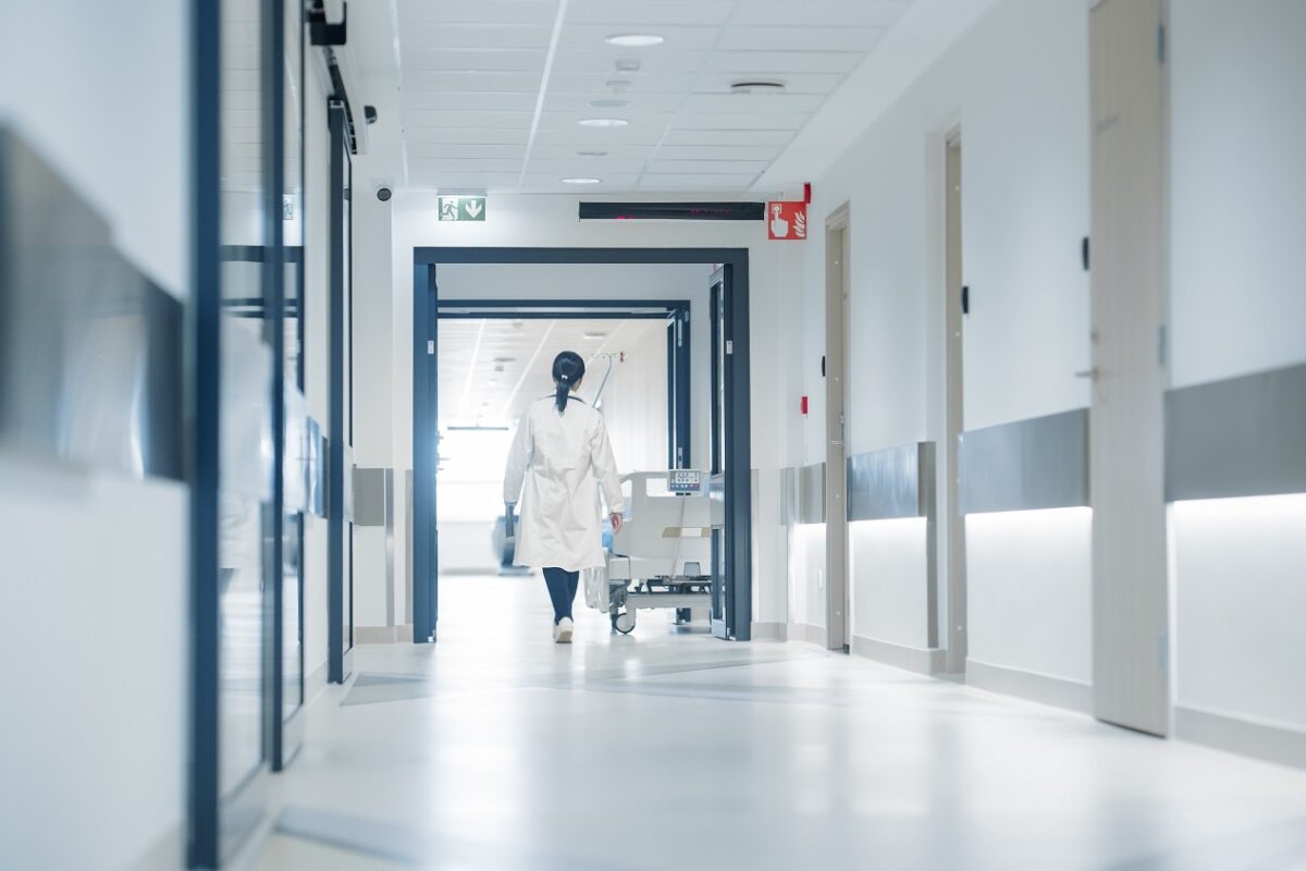 Egy 21 éves nő akár a hólyagját is elveszítheti, miután hónapokig félrediagnosztizálták