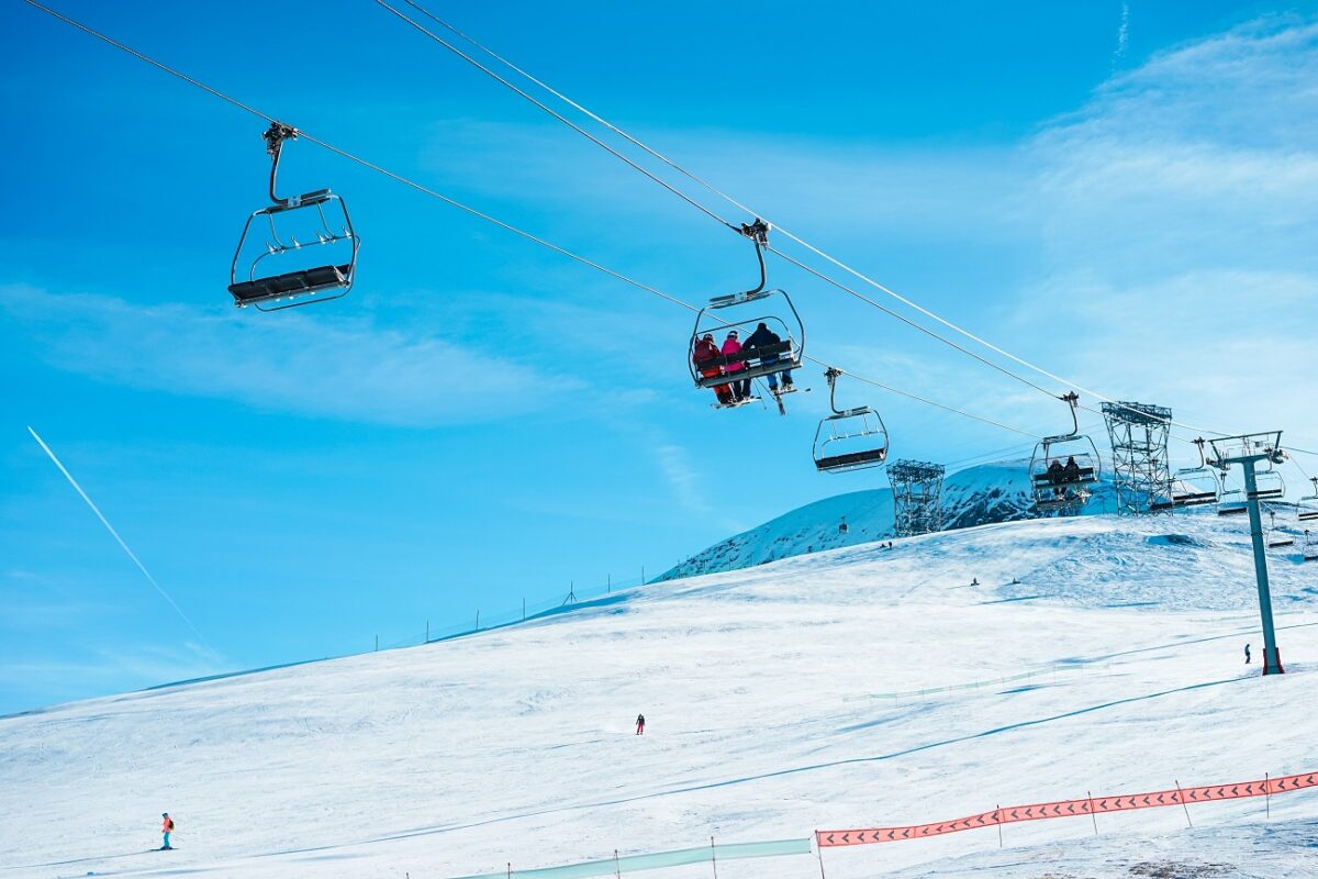 12 éves kislány zuhant le a sífelvonóról az édesanyja szeme láttára