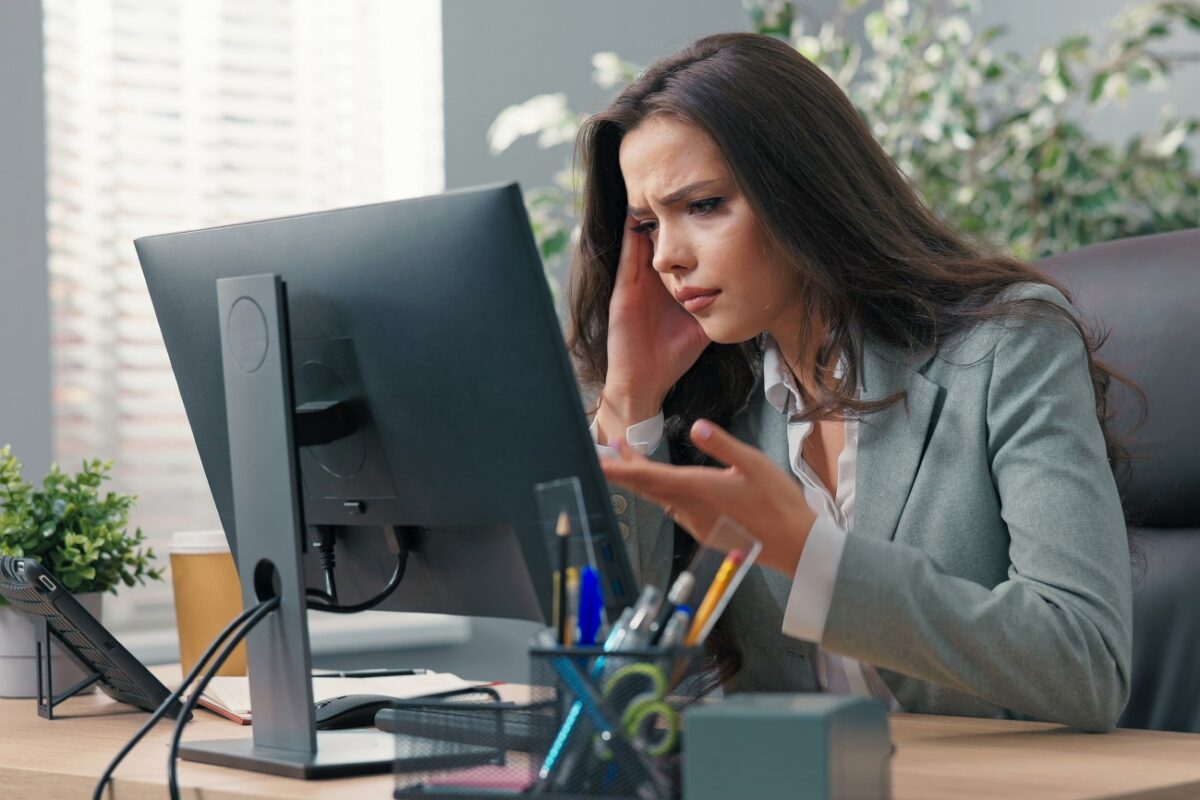 5 monitorbeállítási hiba, amitől tönkremegy a hátad