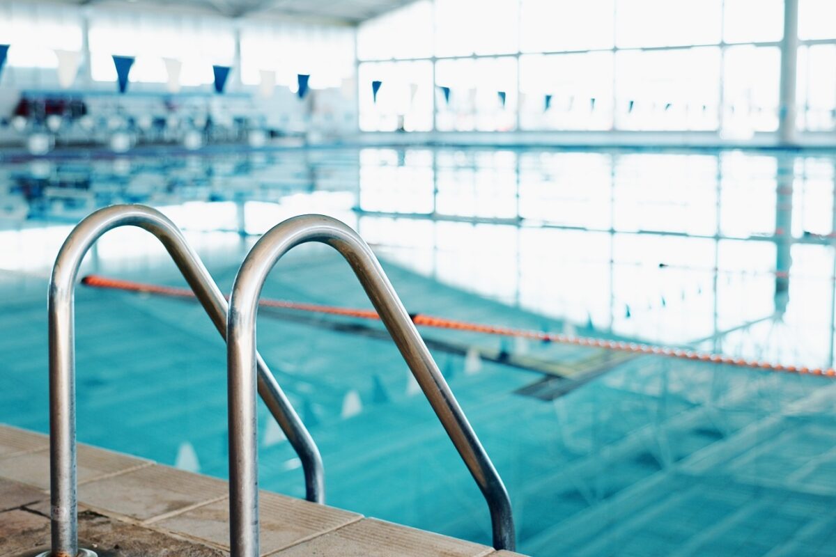 Megfulladt egy 4 éves kislány az uszodában – senki nem figyelt rá