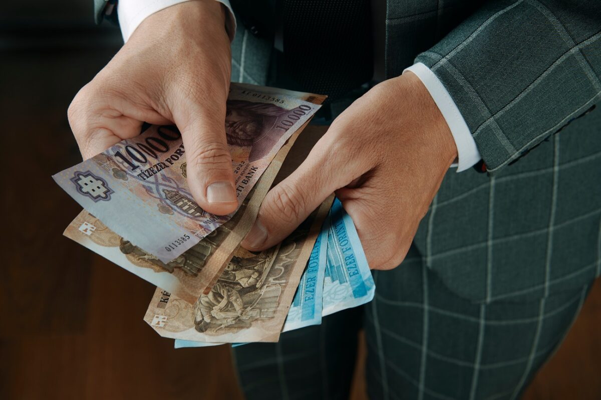 Már fel  is ébredt a forint pénteken – ennyi most az euró és a dollár